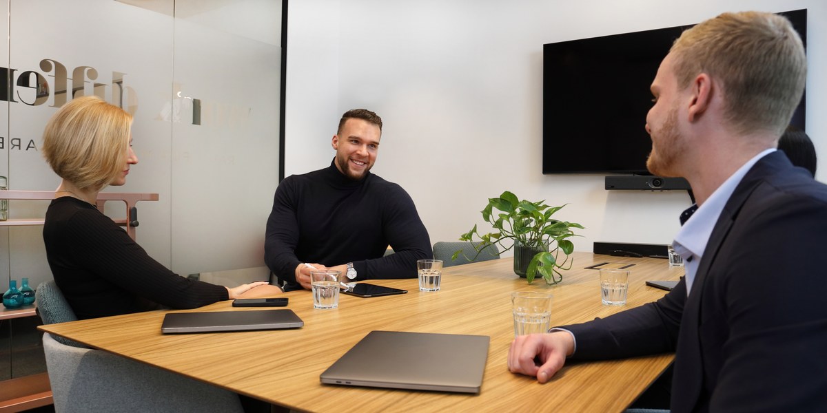 Ben Hoffmann im Gespräch mit Klienten
