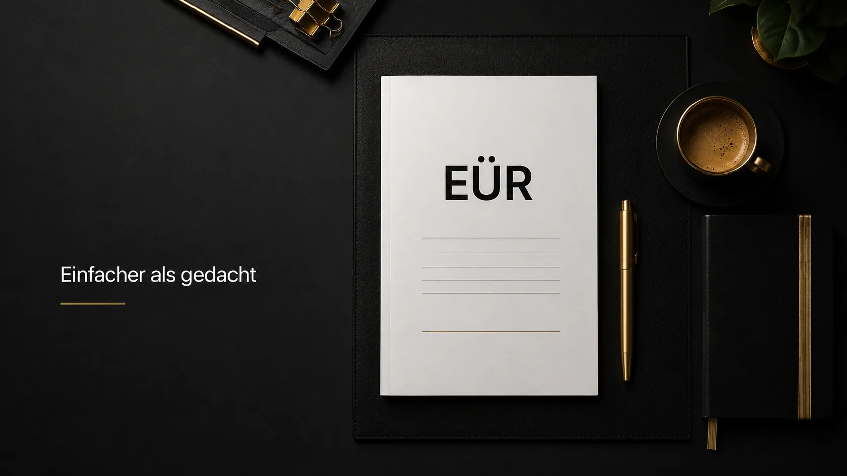 EÜR-Mappe mit goldenem Stift und Espresso auf dunklem Schreibtisch – Steuern für Versicherungsmakler